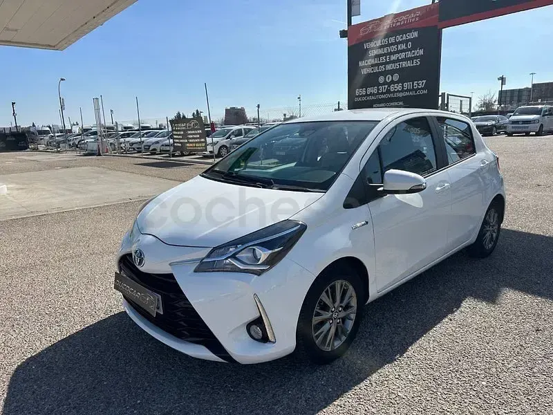 Usado Toyota Yaris Hybrid Active 100 CV (73 kW) 2021 Blanco Berlina