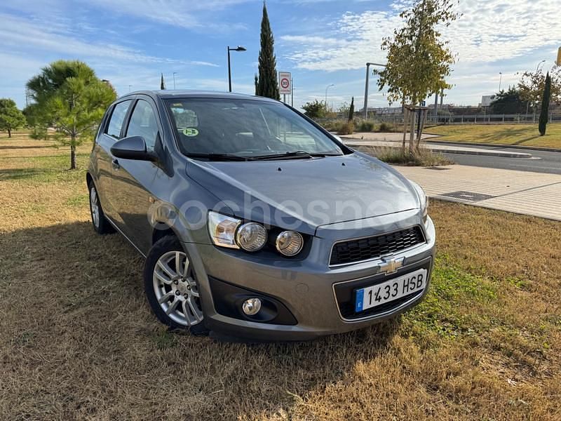 Usado Chevrolet Aveo LTZ 95 CV (69 kW) 2013 Gris / plata Berlina