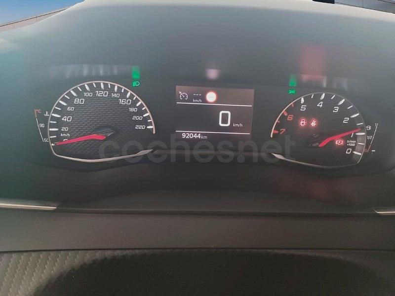 Usado Peugeot 2008 Style 100 CV (73 kW) 2021 Gris / plata SUV