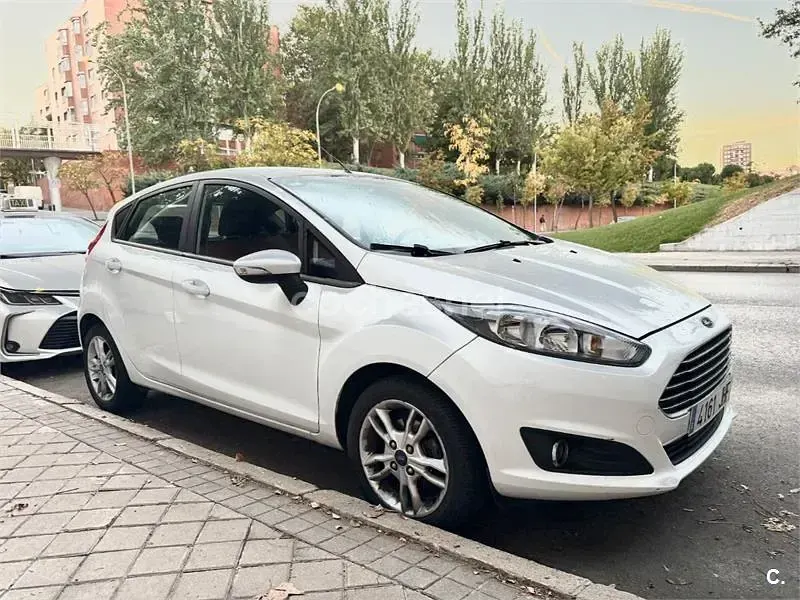 Usado Ford Fiesta Trend 82 CV (60 kW) 2015 Blanco Berlina