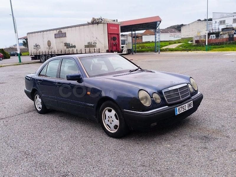 Usado Mercedes E290 Elegance 129 CV (94 kW) 1999 Azul Berlina