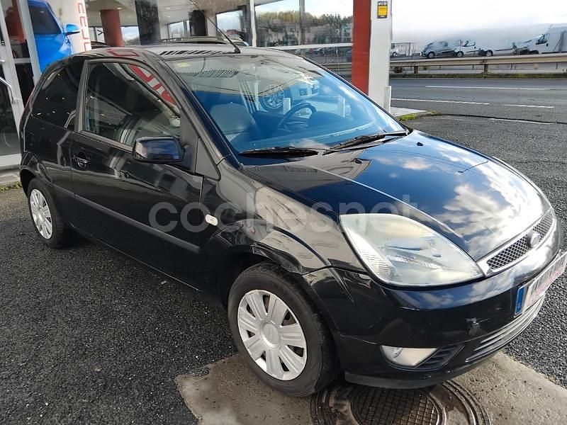 Negro Usado 2005 Ford Fiesta Ambiente Coupe | 2900 € (Un poco caro) - Imagen 1/4