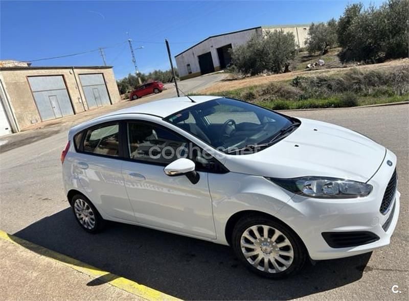 Usado Ford Fiesta Trend 75 CV (55 kW) 2016 Blanco Berlina