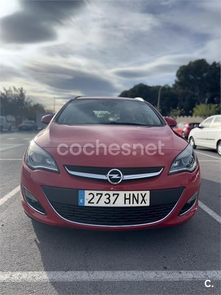 Usado Opel Astra Sportive 165 CV (121 kW) 2013 Rojo Familiar