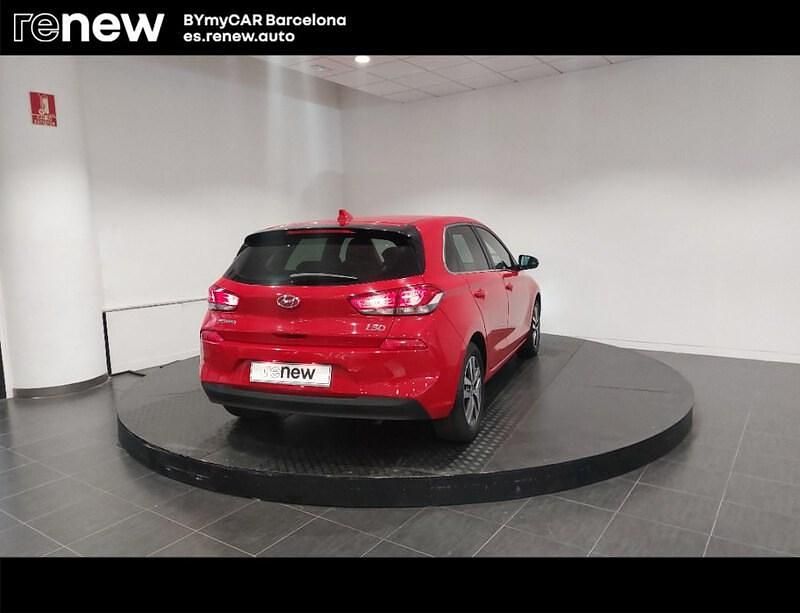 Usado Hyundai i30 120 CV (88 kW) 2019 Rojo Berlina