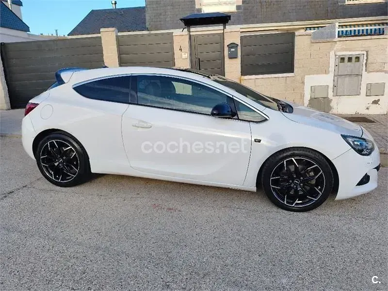 Usado Opel Astra GTC 195 CV (143 kW) 2015 Blanco Berlina