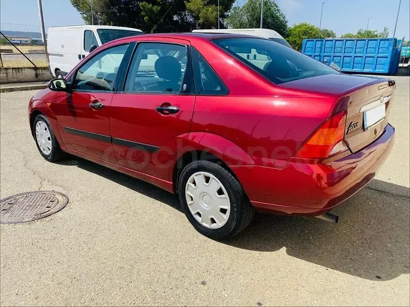 Usado Ford Focus Ghia 100 CV (73 kW) 2000 Granate Berlina