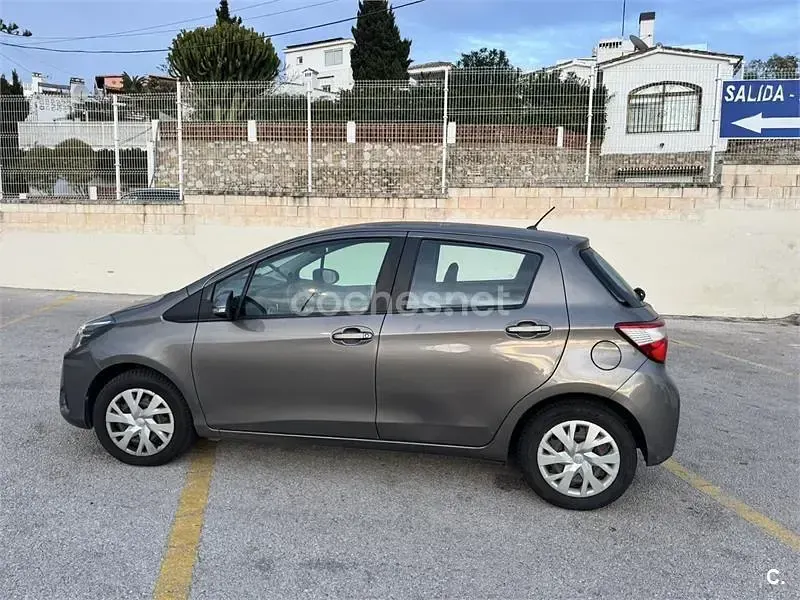 Usado Toyota Yaris Active 111 CV (81 kW) 2017 Gris / plata Berlina