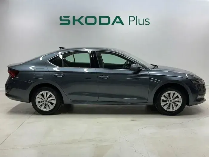 Usado Skoda Octavia Selection 150 CV (110 kW) 2025 Gris / plata Berlina