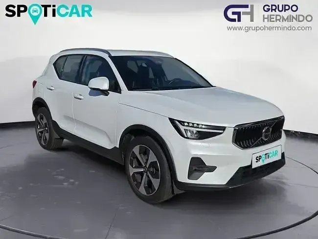 Używany Volvo XC40 Core 163 KM (119 kW) 2023 Biały SUV