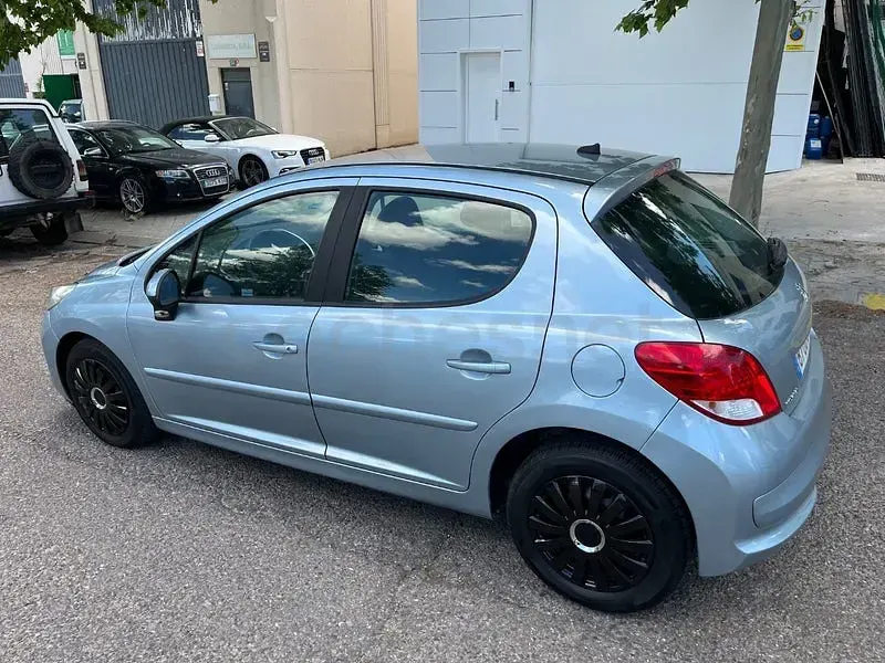 Usado Peugeot 207 75 CV (55 kW) 2010 Azul Berlina