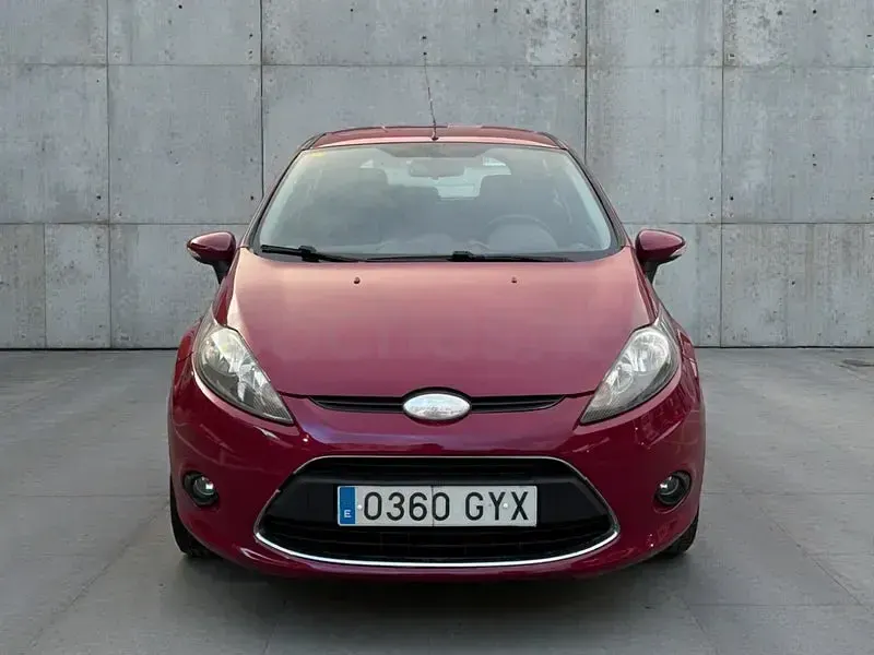 Usado Ford Fiesta Trend 82 CV (60 kW) 2010 Granate Berlina