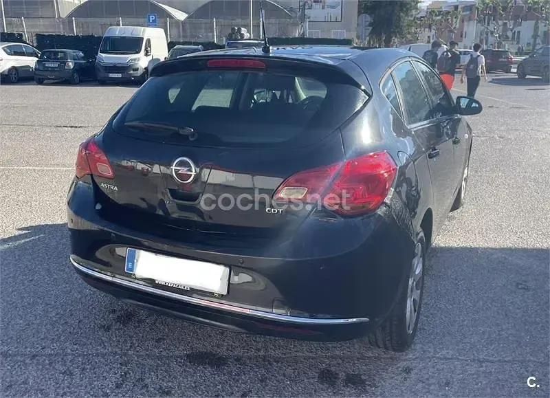Usado Opel Astra Selective 110 CV (80 kW) 2014 Negro Berlina