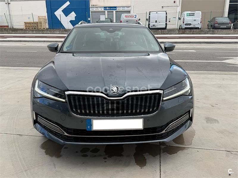 Usado Skoda Superb Style 218 CV (160 kW) 2021 Gris / plata Familiar
