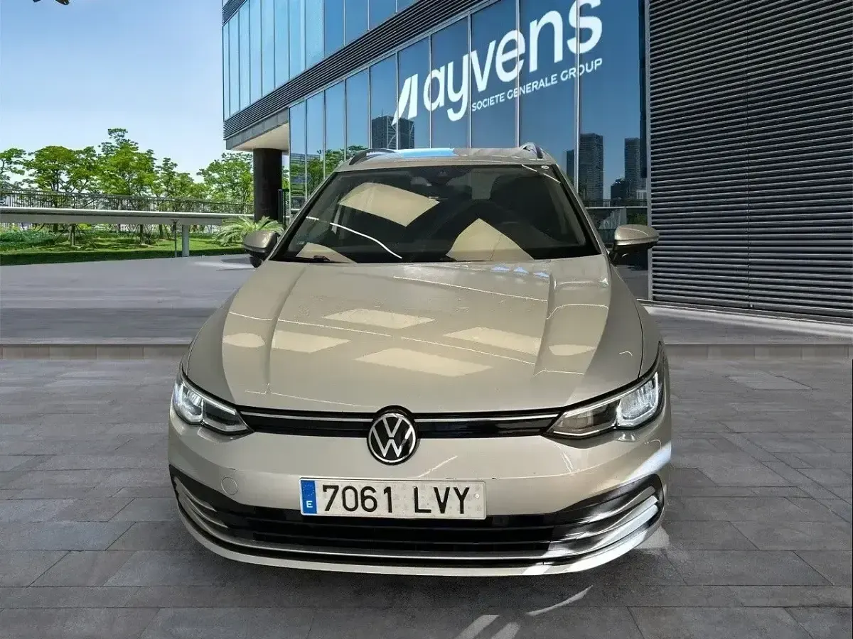 Usado VW Golf VIII Life 110 CV (80 kW) 2022 Gris Familiar