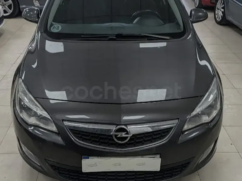 Usado Opel Astra Excellence 110 CV (80 kW) 2012 Negro Berlina
