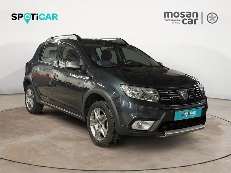 Usado Dacia Sandero Essentiel 90 CV (66 kW) 2019 Gris Berlina