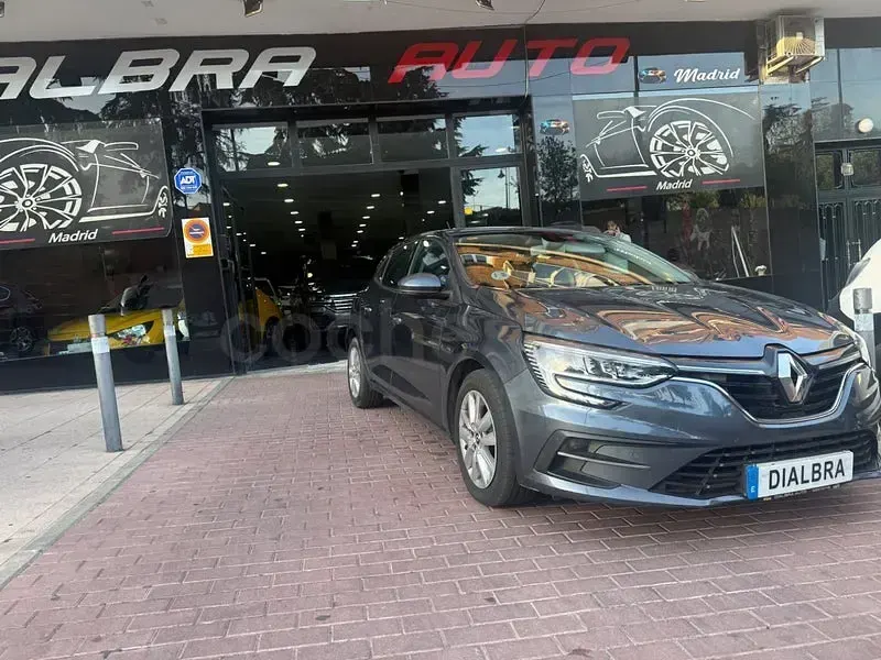 Usado Renault Mégane II Equilibre 115 CV (84 kW) 2022 Gris / plata Berlina