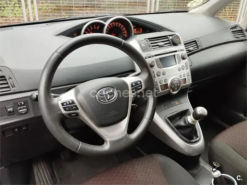 Usado Toyota Verso Active 126 CV (92 kW) 2011 Gris / plata Monovolumen