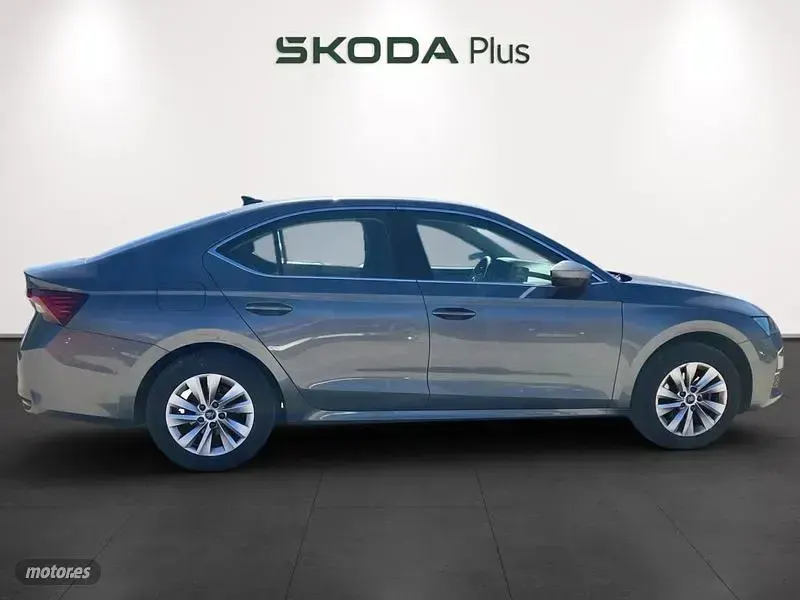 Usado Skoda Octavia Selection 150 CV (110 kW) 2025 Gris / plateado Berlina