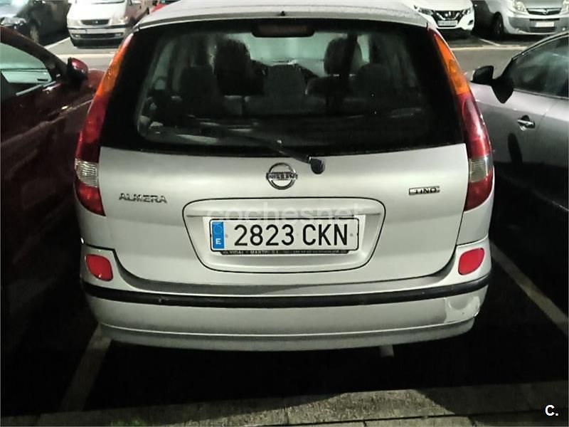 Usado Nissan Almera Tino Tekna 136 CV (100 kW) 2003 Gris / plata Monovolumen