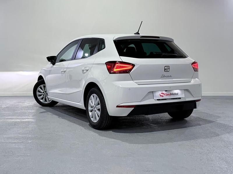 Usado Seat Ibiza Style Plus 110 HP (80 kW) 2022 Branco Sedan