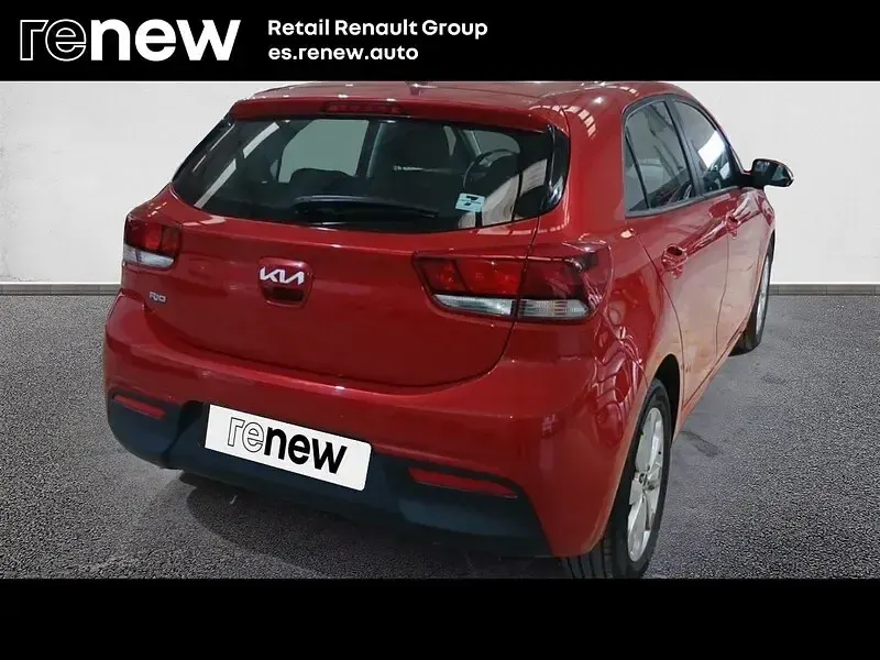 Usado Kia Rio 84 CV (61 kW) 2022 Rojo Berlina