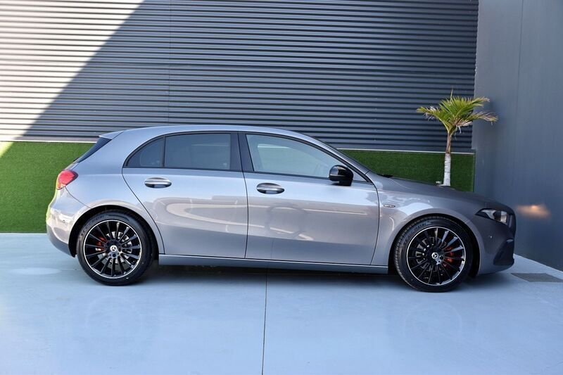 Usado Mercedes A180 116 CV (85 kW) 2019 Gris / plata Berlina