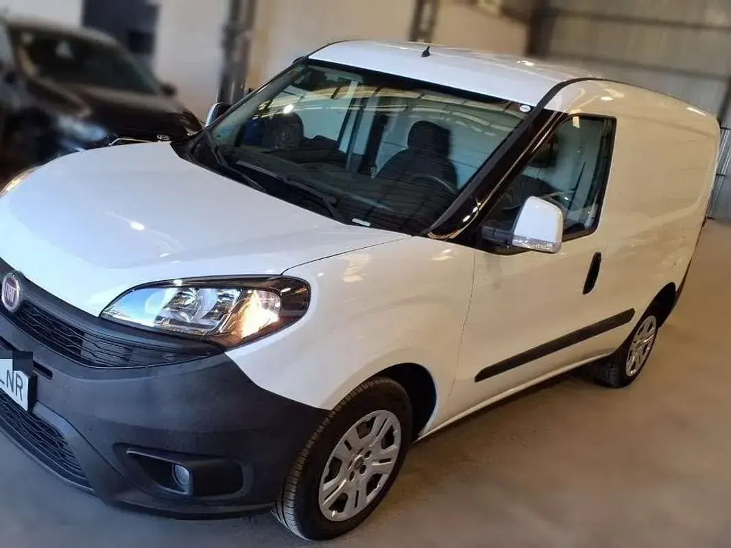 Usado Fiat Doblò 90 CV (66 kW) 2021 Blanco Monovolumen