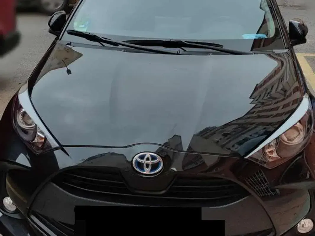 Usado Toyota Yaris Hybrid Active 92 CV (67 kW) 2022 Negro Berlina