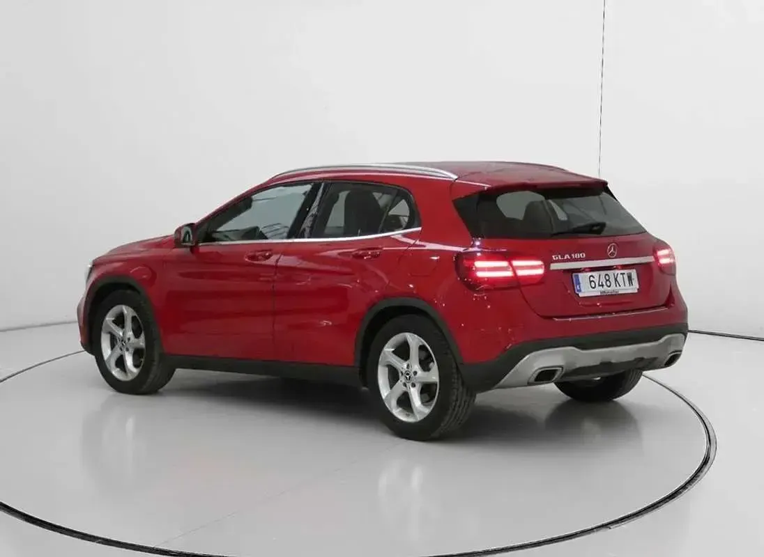 Usado Mercedes GLA180 Urban 122 CV (89 kW) 2019 Rojo SUV