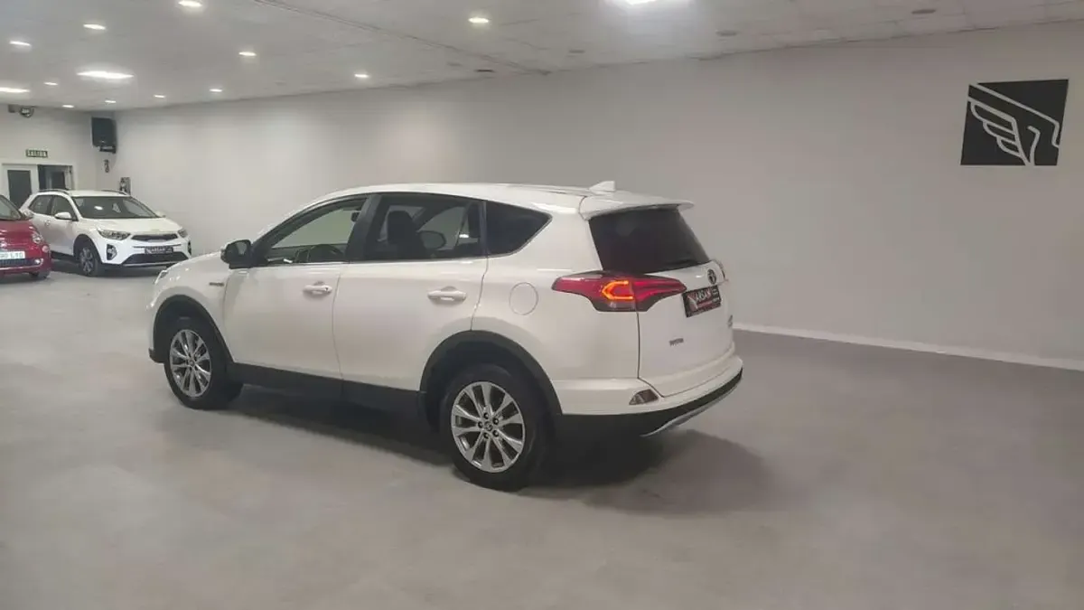 Usado Toyota RAV4 Hybrid Advance 197 CV (144 kW) 2016 Blanco SUV