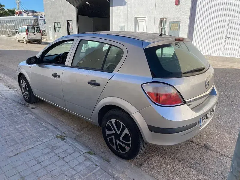Usado Opel Astra Cosmo 100 HP (73 kW) 2004 Cinzento Sedan