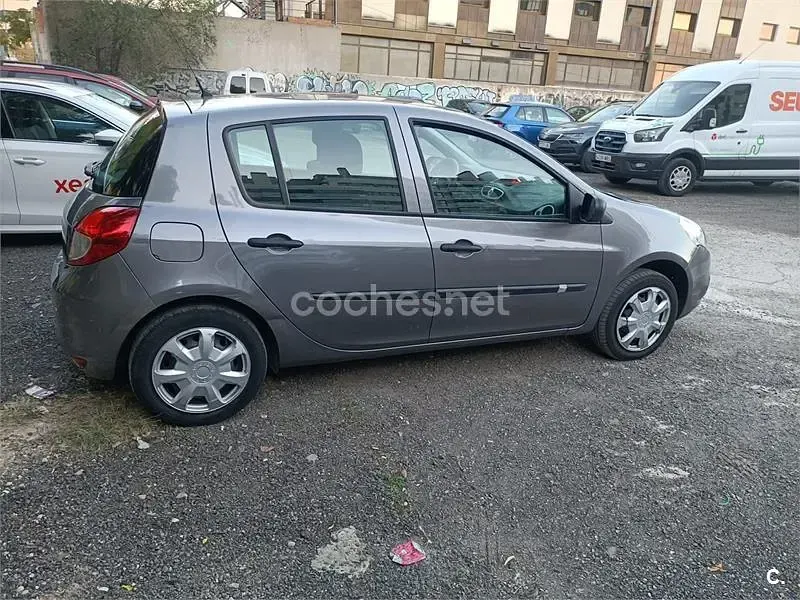 Usado Renault Clio IV 75 CV (55 kW) 2012 Gris / plata Berlina