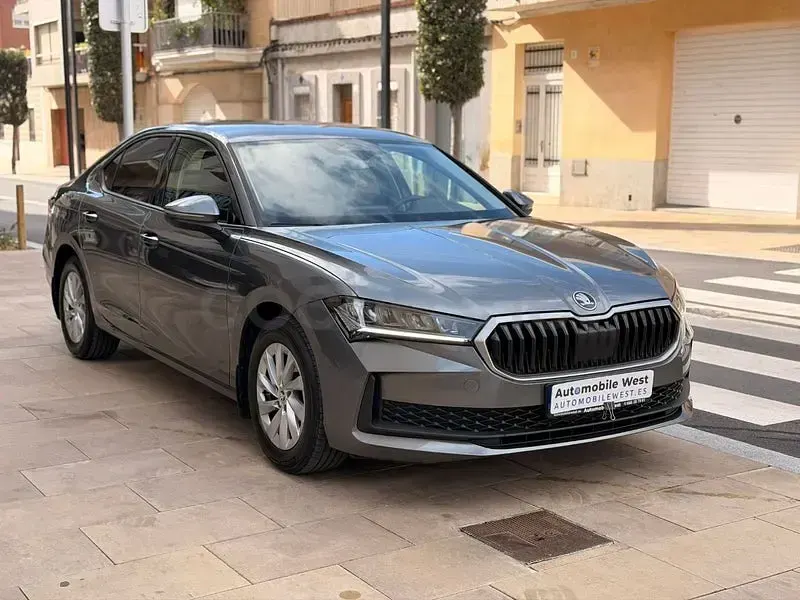 Usado Skoda Superb Style 150 CV (110 kW) 2024 Gris / plata Berlina