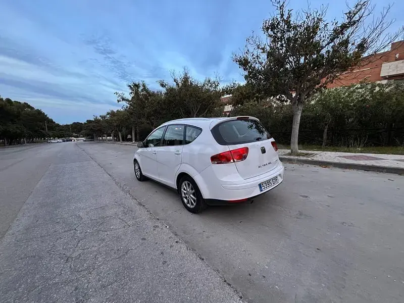 Usado Seat Altea XL Style 105 CV (77 kW) 2010 Blanco Monovolumen