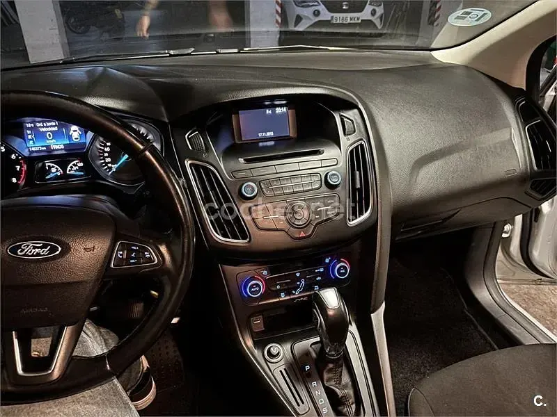 Usado Ford Focus Trend 125 CV (91 kW) 2015 Gris / plata Berlina