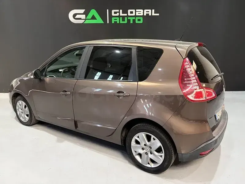 Usado Renault Scénic III Life 95 CV (69 kW) 2016 Marrón Monovolumen