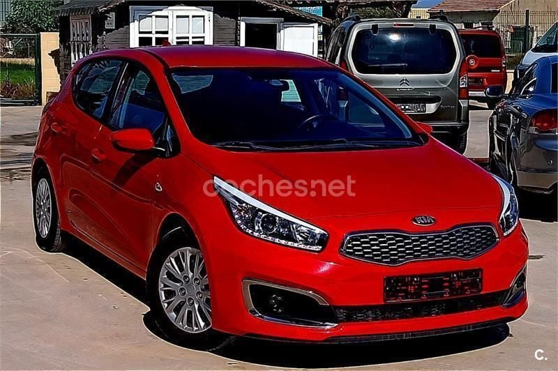 Rojo Usado 2017 Kia Ceed GT Berlina | 8800 € (Super precio) - Imagen 1/4