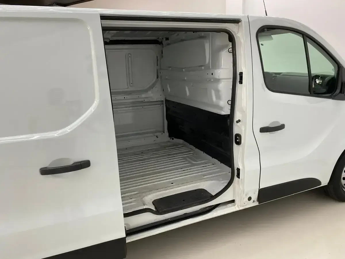 Usado Renault Trafic 120 CV (88 kW) 2021 Blanco Monovolumen