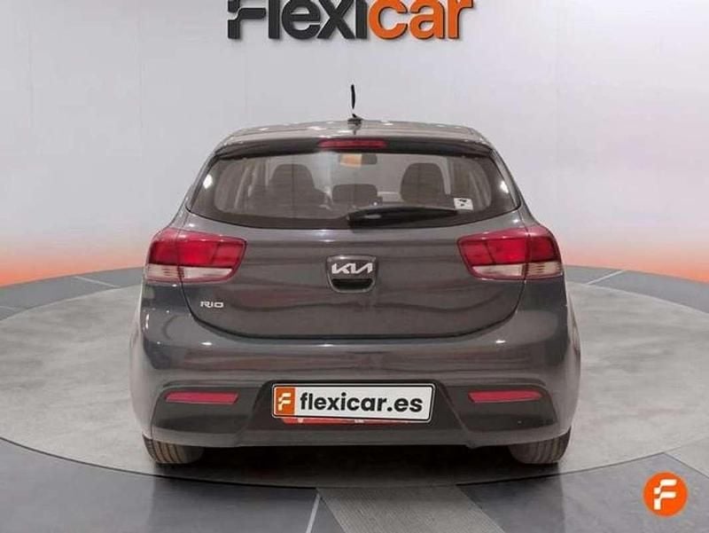 Usado Kia Rio 84 CV (61 kW) 2022 Gris Utilitario