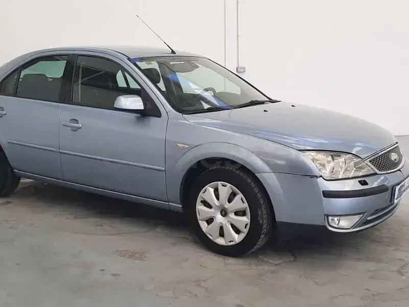 Usado Ford Mondeo Ghia 130 CV (95 kW) 2005 Gris / plata Berlina