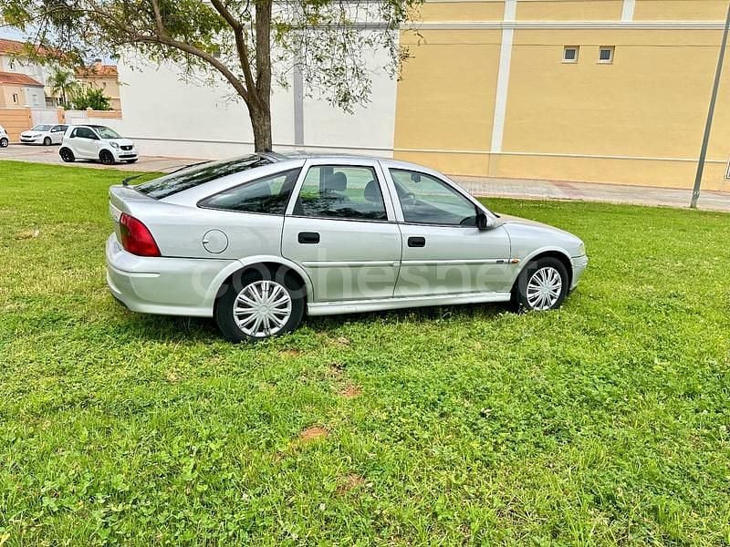 Usado Opel Vectra Comfort 100 CV (73 kW) 2002 Gris / plata Berlina