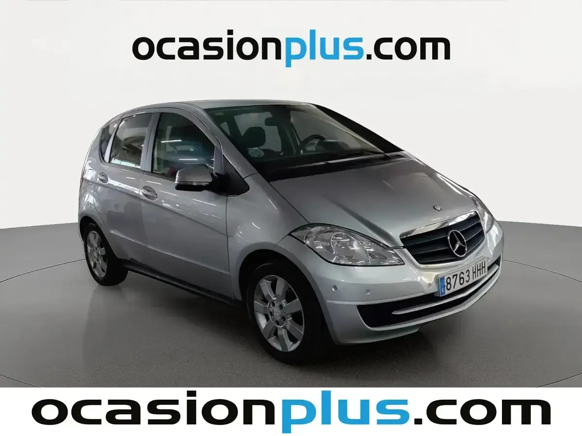 Usado Mercedes A180 109 CV (80 kW) 2011 Gris Utilitario