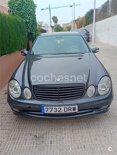 Usado Mercedes E270 Avantgarde 170 CV (125 kW) 2003 Gris / plata Berlina