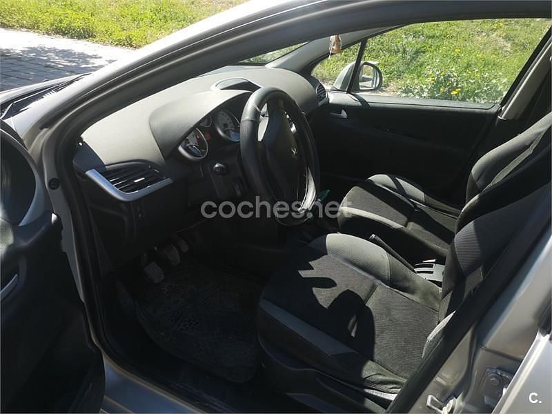 Usado Peugeot 207 Access 70 CV (51 kW) 2011 Gris / plata Berlina