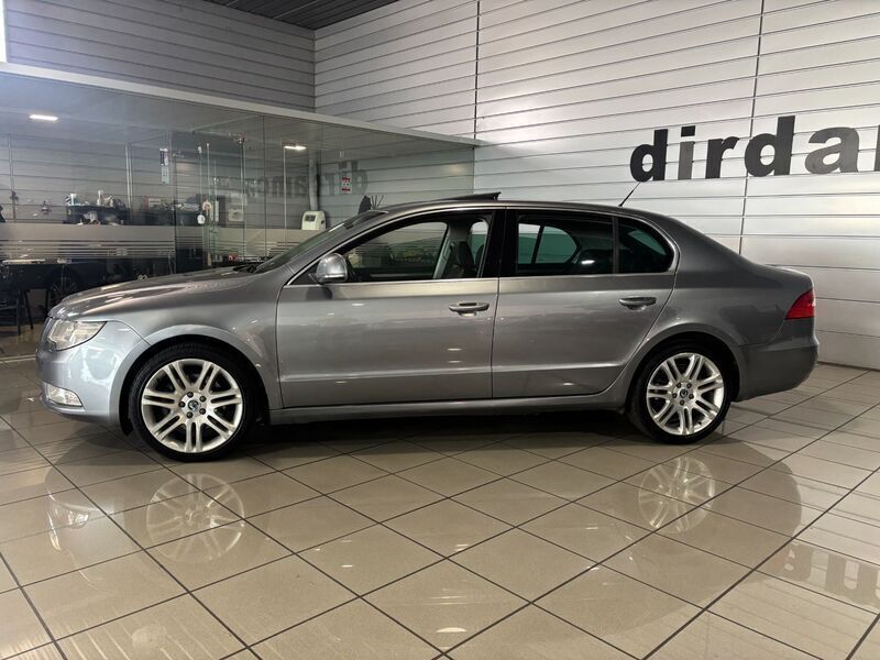 Usado Skoda Superb Ambition 170 CV (125 kW) 2009 Gris / plata Berlina