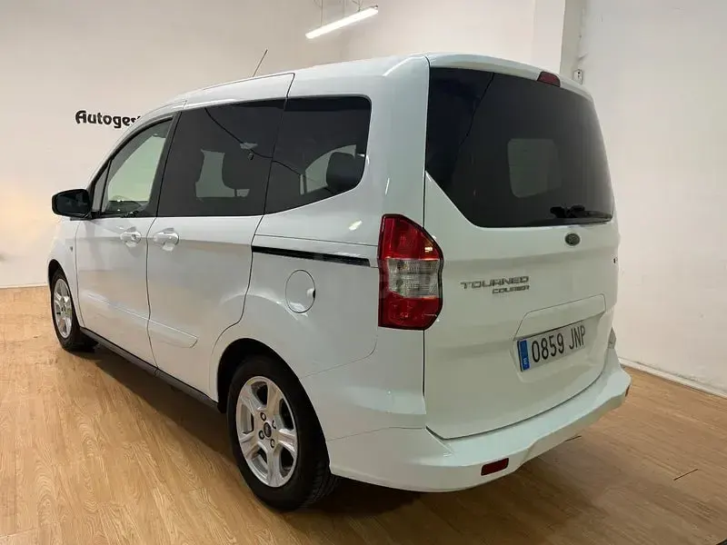 Usado Ford Tourneo Courier Trend 100 CV (73 kW) 2016 Blanco Monovolumen