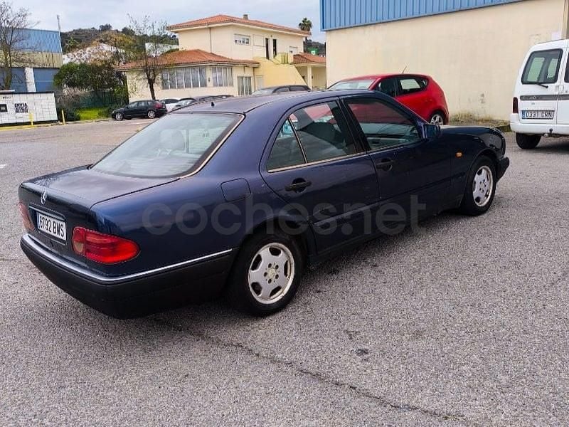 Usado Mercedes E290 Elegance 129 CV (94 kW) 1999 Azul Berlina
