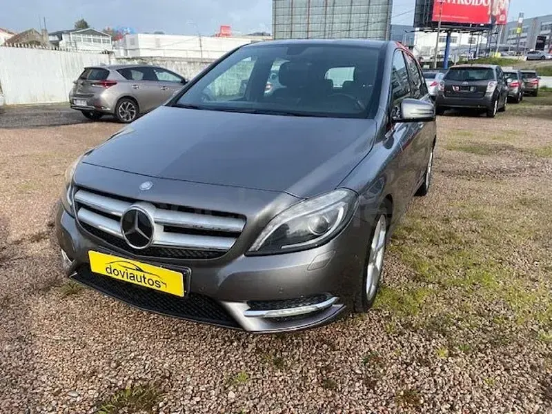 Usado Mercedes B180 109 CV (80 kW) 2013 Gris / plata Monovolumen